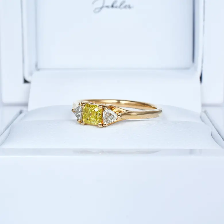 Pierścionek zaręczynowy z żółtym diamentem Fancy Vivid Yellow